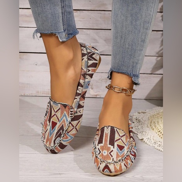 Stylish Women's Patterned Loafers - Picture 3 of 5